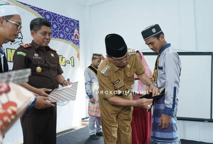 BUPATI INHIL HM WARDAN HADIRI WISUDA TAHFIZ ALQURAN DAARUL HUFFAZ