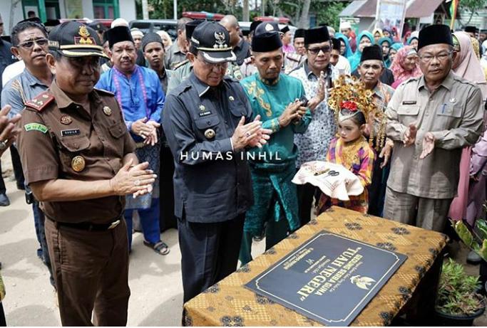 BUPATI INHIL HM WARDAN RESMIKAN GEDUNG SERBA GUNA DESA MUMPA