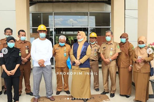 Hj Zulaikha Wardan Bersama Kodim 0314/inhil Melakukan penyemprotan cairan disinfektan