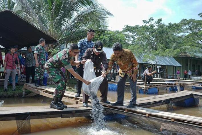 Bupati HM.Wardan  melakukan pelepasan perdana 7000 bibit lIkan  lele dan Tinjau Pilot Projek Pengolahan Sabut  Kelapa di Makodim 0314 Inhil
