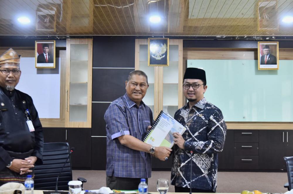 Wakil Bupati H.Syamsuddin Uti menerima Kunjungan Kerja Anggota DPR RI, serahkan Proposal Usulan Pembangunan Inhil. 