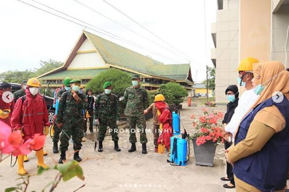 Hj Zulaikha Wardan Bersama Kodim 0314/inhil Melakukan penyemprotan cairan disinfektan