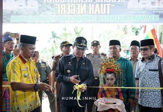 BUPATI INHIL HM WARDAN RESMIKAN GEDUNG SERBA GUNA DESA MUMPA