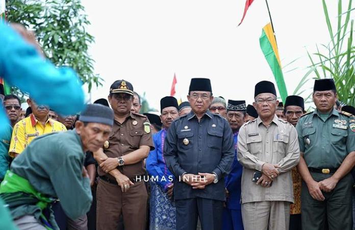 BUPATI INHIL HM WARDAN RESMIKAN GEDUNG SERBA GUNA DESA MUMPA