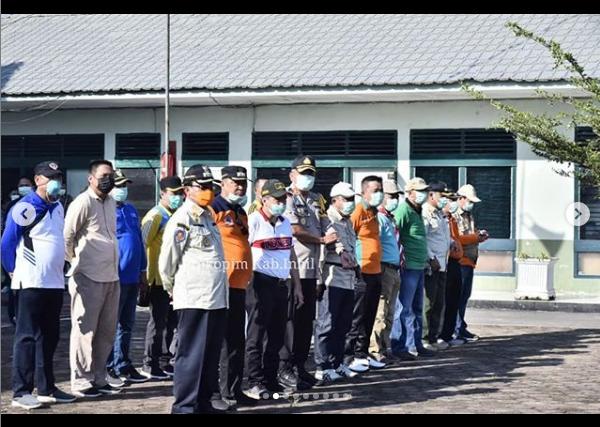 Ketua Tim Gugus Tugas Pencegahan Covid-19 HM Wardan Beserta Lapisan Masyarakat Ikut Melakukan Penyemprotan Disinfektan di Wilayah Kecamatan Tembilahan Hulu.