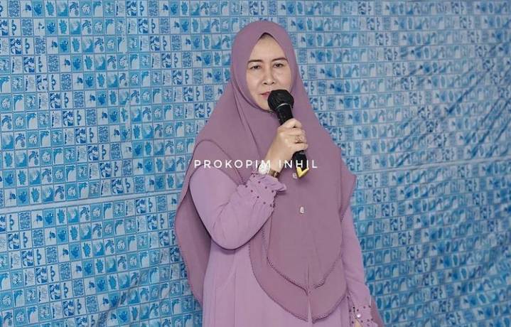 Hj Zulaikha Wardan Ketua GOW(Gabungan Organisasi Wanita)Kabupaten Indragiri Hilir Buka Bersama dan Bagikan Binkisan 