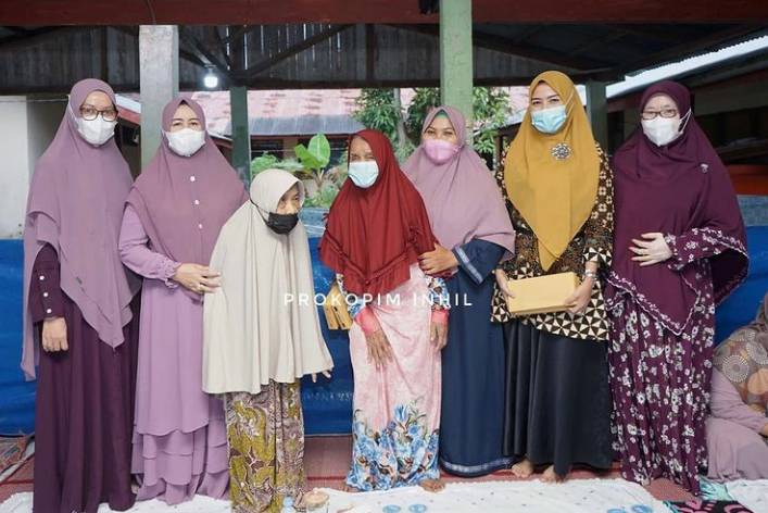 Hj Zulaikha Wardan Ketua GOW(Gabungan Organisasi Wanita)Kabupaten Indragiri Hilir Buka Bersama dan Bagikan Binkisan 