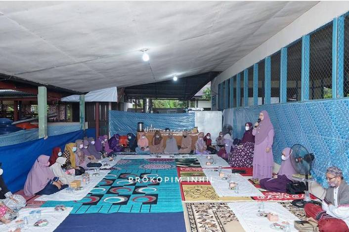 Hj Zulaikha Wardan Ketua GOW(Gabungan Organisasi Wanita)Kabupaten Indragiri Hilir Buka Bersama dan Bagikan Binkisan 