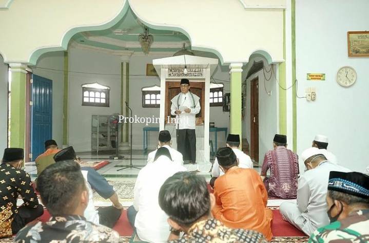 Kunker Di Kecamatan Kempas, Bupati Inhil HM.Wardan jadi Imam dan Khatib Sholat Jum'at di masjid At-Taqwa 