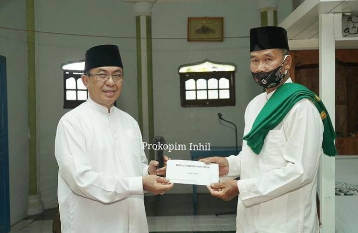 Kunker Di Kecamatan Kempas, Bupati Inhil HM.Wardan jadi Imam dan Khatib Sholat Jum'at di masjid At-Taqwa 