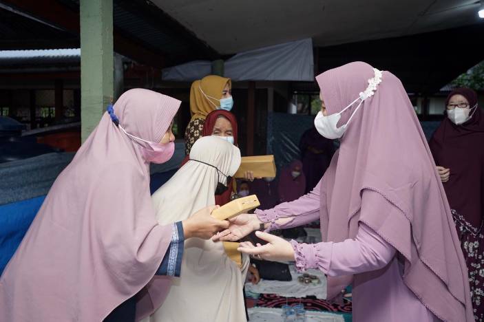 Hj Zulaikha Wardan Ketua GOW(Gabungan Organisasi Wanita)Kabupaten Indragiri Hilir Buka Bersama dan Bagikan Binkisan 