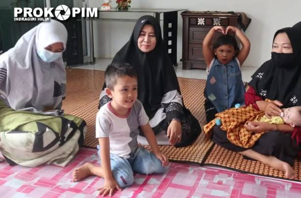 Ketua TP PKK  Inhil Hj. Zulaikhah Wardan Serahkan Bantuan untuk Anak Berkebutuhan Khusus