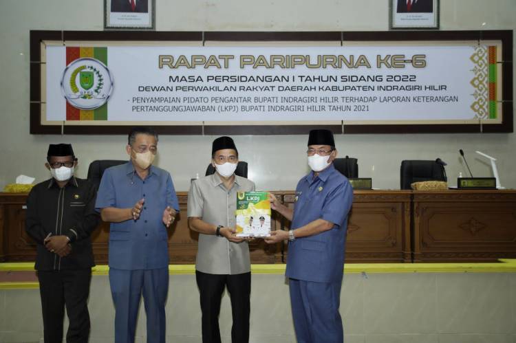 Bupati Inhil HM. Wardan Serahkan Buku LKPJ Tahun 2021 kepada DPRD Inhil
