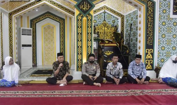 Wabup Inhil H. Syamsuddin Uti Serahkan Santunan kepada Anak Yatim Piatu dan Kaum Dhuafa 