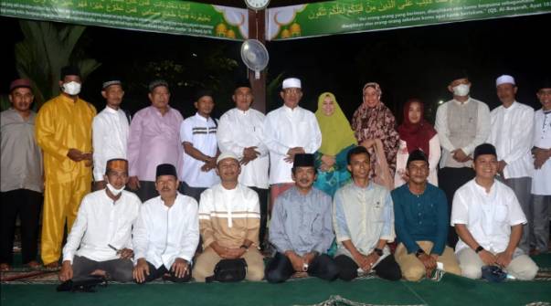 Bupati Inhil Beserta istri Hj. Zulaikhah Wardan Terima Kunjungan Silaturahim Masyarakat Kateman di Malam ke-14 Ramadan