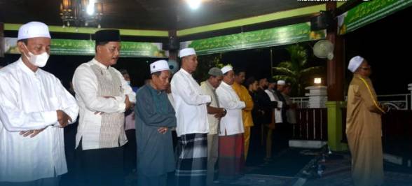 Bupati Inhil Beserta istri Hj. Zulaikhah Wardan Terima Kunjungan Silaturahim Masyarakat Kateman di Malam ke-14 Ramadan
