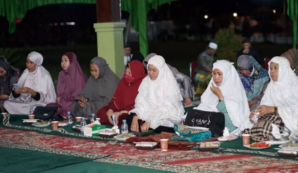 Malam ke-16 Ramadan Bupati Inhil Terima Kunjungan Silaturahim Camat Pulau Burung Beserta Warga