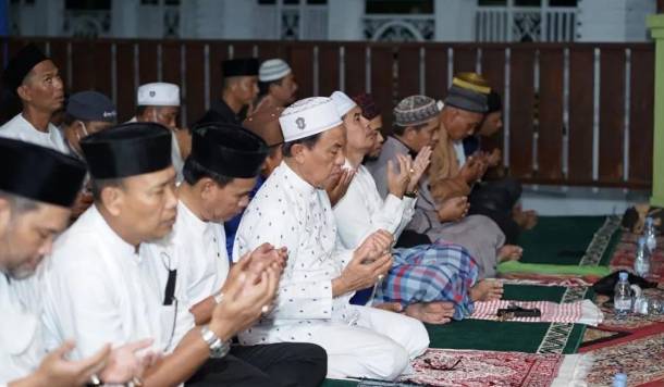 Malam ke-16 Ramadan Bupati Inhil Terima Kunjungan Silaturahim Camat Pulau Burung Beserta Warga