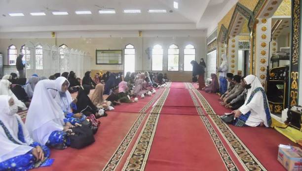Wabup Inhil H. Syamsuddin Uti Serahkan Santunan kepada Anak Yatim Piatu dan Kaum Dhuafa 