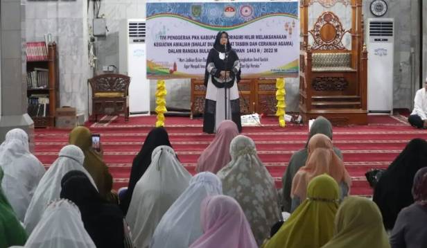 Bupati Inhil Ikuti Kegiatan Amaliah Ramadan yang Ditaja Ketua TP PKK Inhil Hj. Zulaikhah Wardan