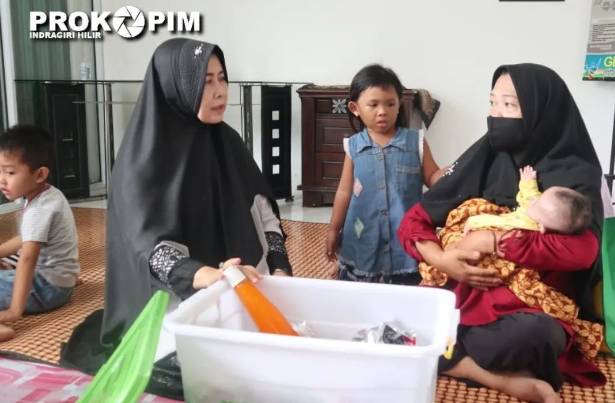 Ketua TP PKK  Inhil Hj. Zulaikhah Wardan Serahkan Bantuan untuk Anak Berkebutuhan Khusus