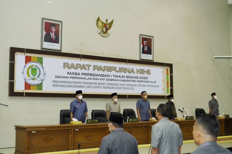 Bupati Inhil HM. Wardan Serahkan Buku LKPJ Tahun 2021 kepada DPRD Inhil