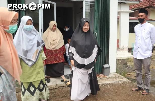 Ketua TP PKK  Inhil Hj. Zulaikhah Wardan Serahkan Bantuan untuk Anak Berkebutuhan Khusus