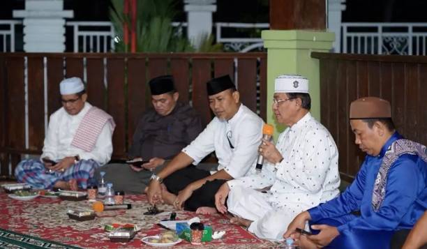 Malam ke-16 Ramadan Bupati Inhil Terima Kunjungan Silaturahim Camat Pulau Burung Beserta Warga