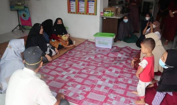 Ketua TP PKK  Inhil Hj. Zulaikhah Wardan Serahkan Bantuan untuk Anak Berkebutuhan Khusus