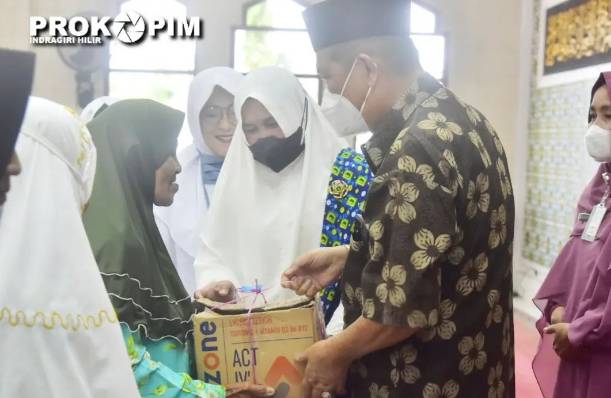 Wabup Inhil H. Syamsuddin Uti Serahkan Santunan kepada Anak Yatim Piatu dan Kaum Dhuafa 
