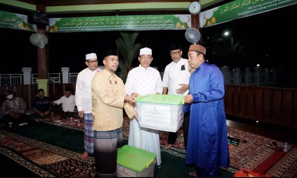 Malam ke-16 Ramadan Bupati Inhil Terima Kunjungan Silaturahim Camat Pulau Burung Beserta Warga