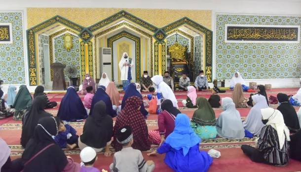 Wabup Inhil H. Syamsuddin Uti Serahkan Santunan kepada Anak Yatim Piatu dan Kaum Dhuafa 