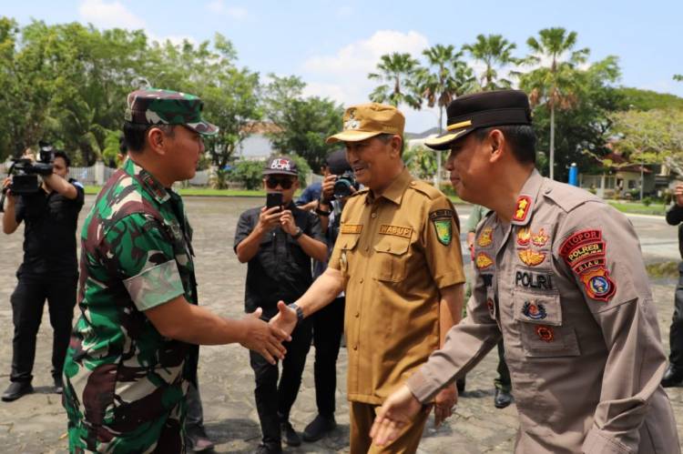 Bupati Inhil Sambut Kedatangan Danrem 031/Wira Bima dan Ziarah ke Makam Tuan Guru Sapat