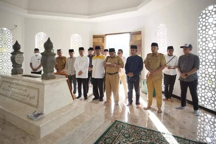 Bupati H.M. Wardan Bersama Gubri H. Syamsuar Ziarah Ke Makam Tuan Guru Sapat