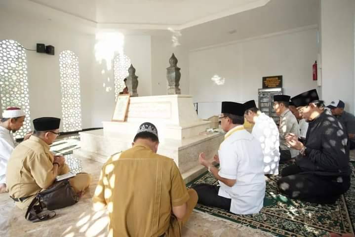 Bupati H.M. Wardan Bersama Gubri H. Syamsuar Ziarah Ke Makam Tuan Guru Sapat