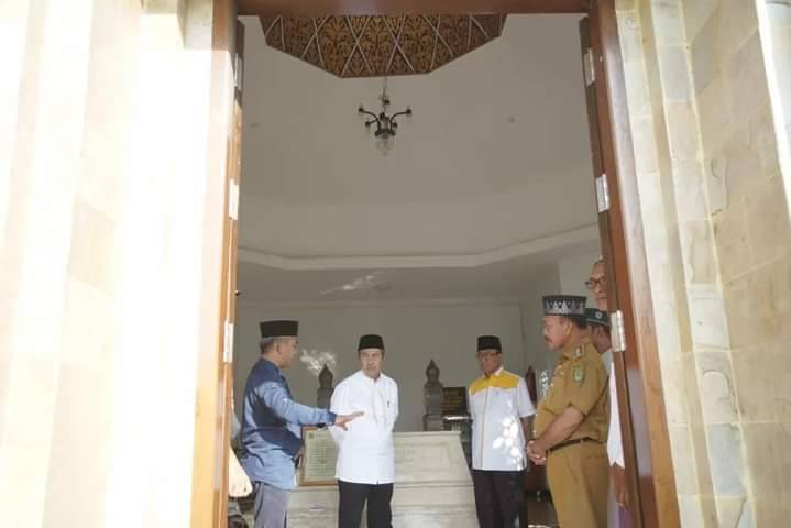 Bupati H.M. Wardan Bersama Gubri H. Syamsuar Ziarah Ke Makam Tuan Guru Sapat