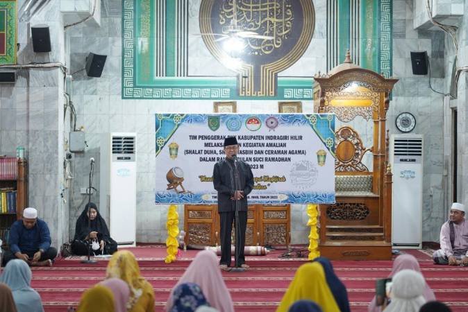 Bupati dan Ketua TP PKK Inhil Laksanakan Amaliah Ramadhan 1444 H di Masjid Agung Al-Huda 