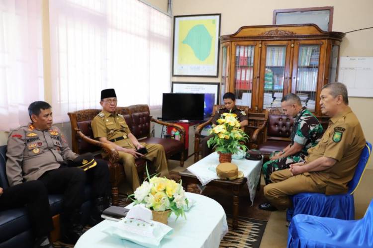Bupati Inhil Sambut Kedatangan Danrem 031/Wira Bima dan Ziarah ke Makam Tuan Guru Sapat