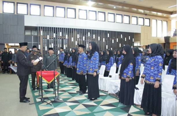 Pj Bupati Indragiri Hilir Herman  Melantik dan Mengambil Sumpah Janji PPPK Serta Menyerahkan SK