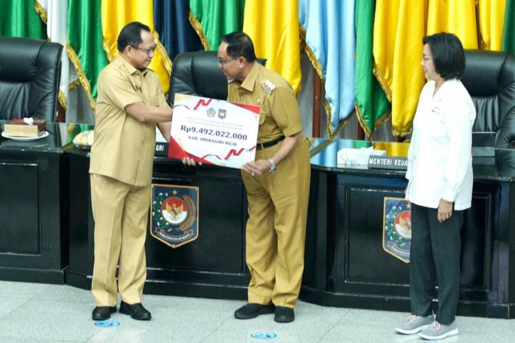 PEMKAB INHIL RAIH PENGHARGAAN INSENTIF FISKAL KINERJA TAHUN BERJALAN DARI PEMERINTAH PUSAT 