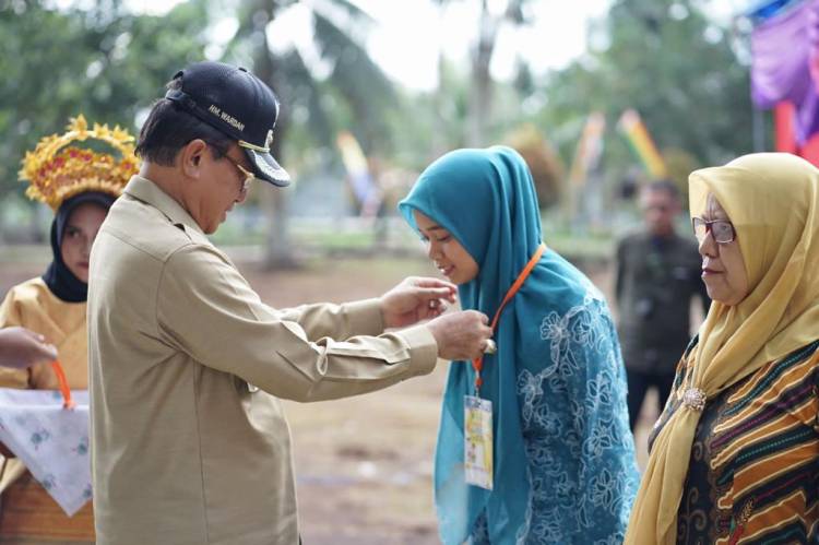 Bupati HM. Wardan Buka Pelatihan Penanganan Stunting di Kecamatan Teluk Belengkong