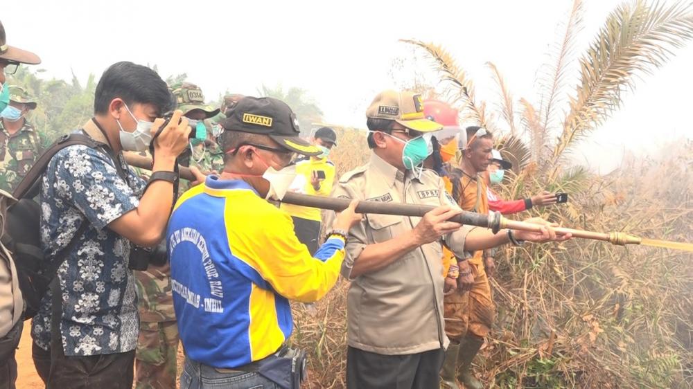 Bupati Inhil Turut Berjibaku Padamkan Api di Tempuling