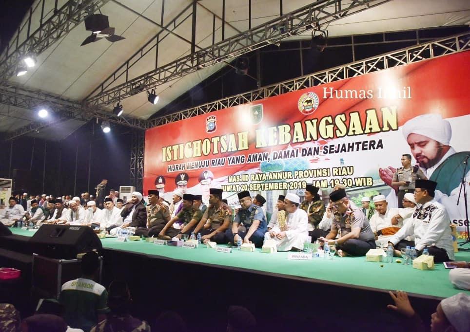 BUPATI INDRAGIRI HILIR HM WARDAN IKUTI SHOLAT ISTIGHOSAH KEBANGSAAN DI PEKAN BARU