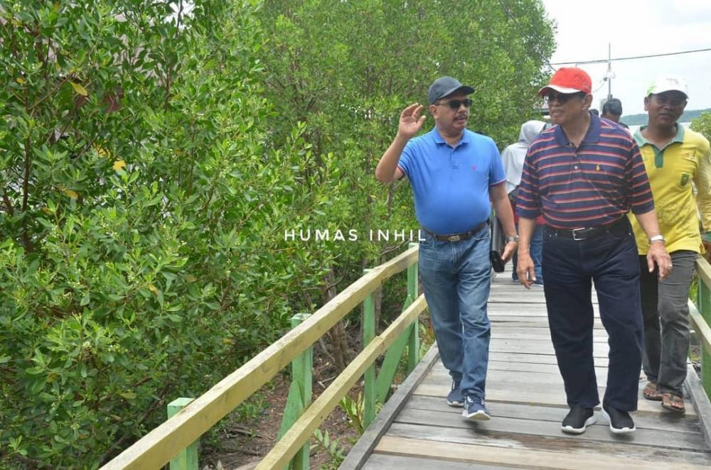 Sekda Inhil H Said Syarifuddin Mengajak Tamu Singapura Melihat Keindahan Pantai Solop