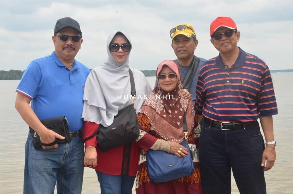 Sekda Inhil H Said Syarifuddin Mengajak Tamu Singapura Melihat Keindahan Pantai Solop