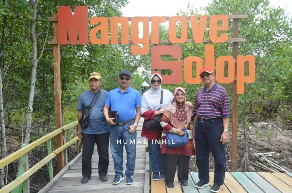Sekda Inhil H Said Syarifuddin Mengajak Tamu Singapura Melihat Keindahan Pantai Solop