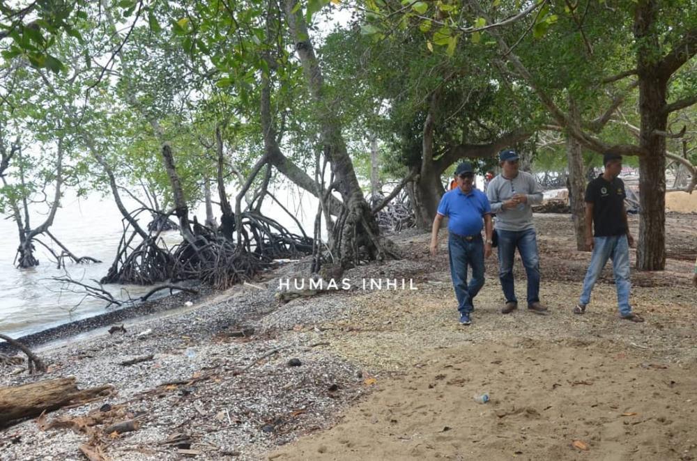 Sekda Inhil H Said Syarifuddin Mengajak Tamu Singapura Melihat Keindahan Pantai Solop