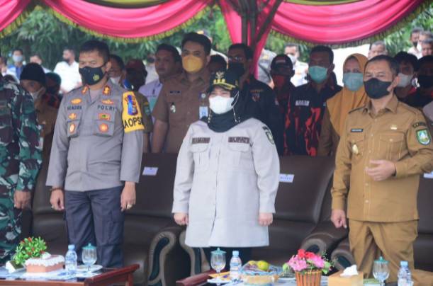 Bupati Bengkalis Kasmarni Tanam Pohon Penghijauan di Pelabuhan BSSR