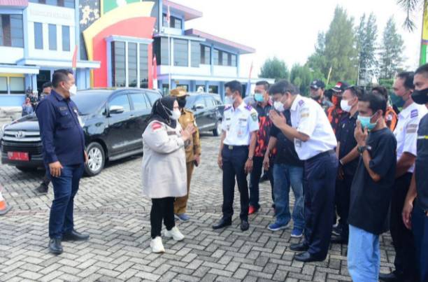 Bupati Bengkalis Kasmarni Tanam Pohon Penghijauan di Pelabuhan BSSR