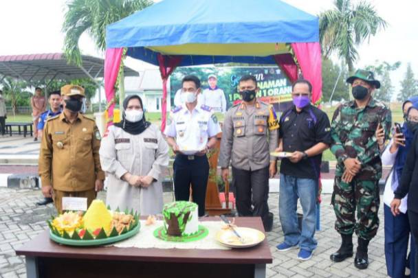 Bupati Bengkalis Kasmarni Tanam Pohon Penghijauan di Pelabuhan BSSR